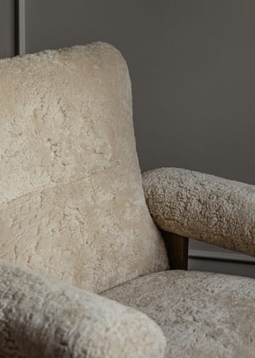 Brasilia fotel - Dark oak-Nature sheepskin curly - Audo Copenhagen