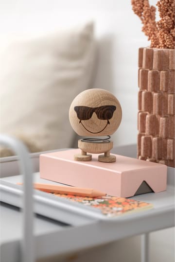 Hoptimist Smiley Cool M figur - Raw oak - Hoptimist