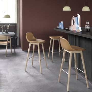 Fiber counter stool krzesło barowe75 cm - black, nogi w kolorze ciemnego brązu - Muuto