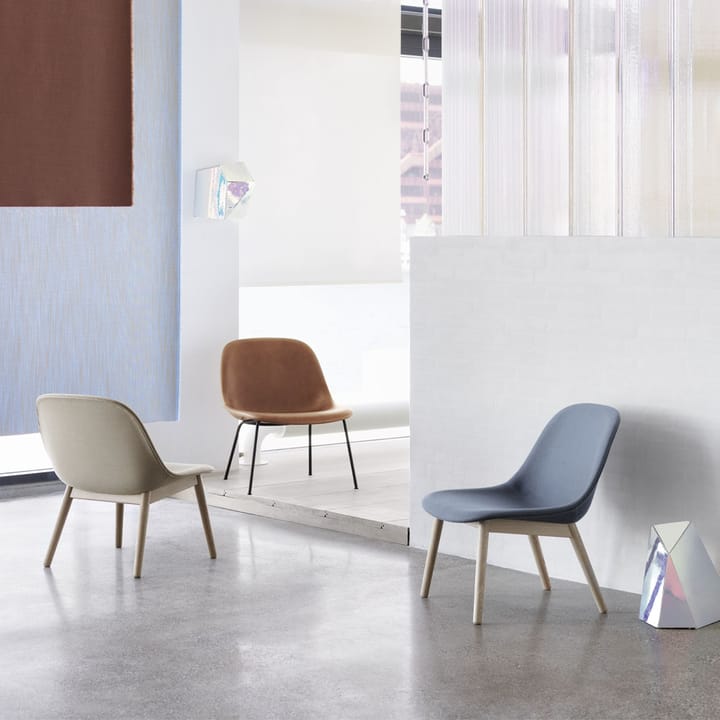 Fiber fotel wood base - tkanina hero 211 beige, dąb bejcowany na brązowo - Muuto