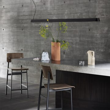 Loft krzesło barowe - stained dark brown, niski, czarny stal stojak  - Muuto