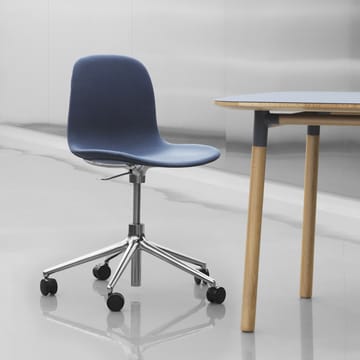 Form chair swivel 5W kontorskrzesło - biały, czarny aluminium, koła - Normann Copenhagen