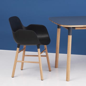 Form fotel - black, nogi orzecha włoskiego - Normann Copenhagen