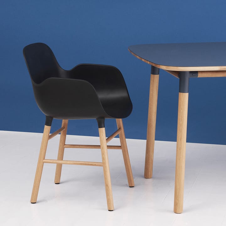 Form fotel, black, nogi orzecha włoskiego Normann Copenhagen