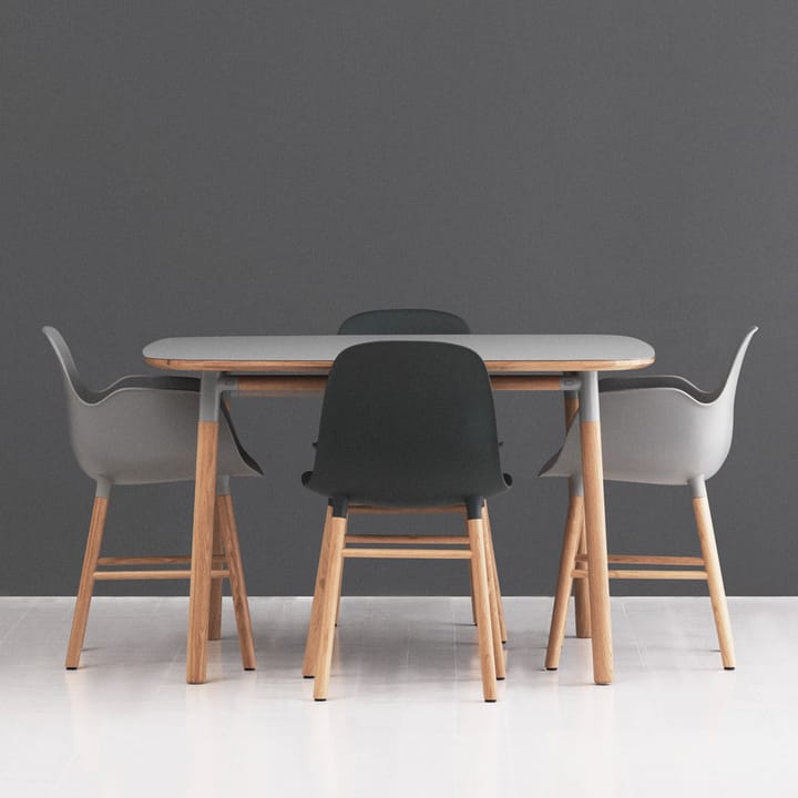 Form fotel, black, nogi orzecha włoskiego Normann Copenhagen