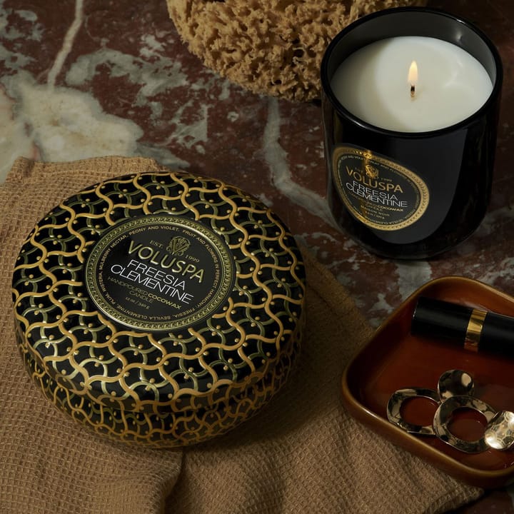 Maison Noir 3-wick Tin świeca zapachowa 40 godz., Freesia Clementine Voluspa