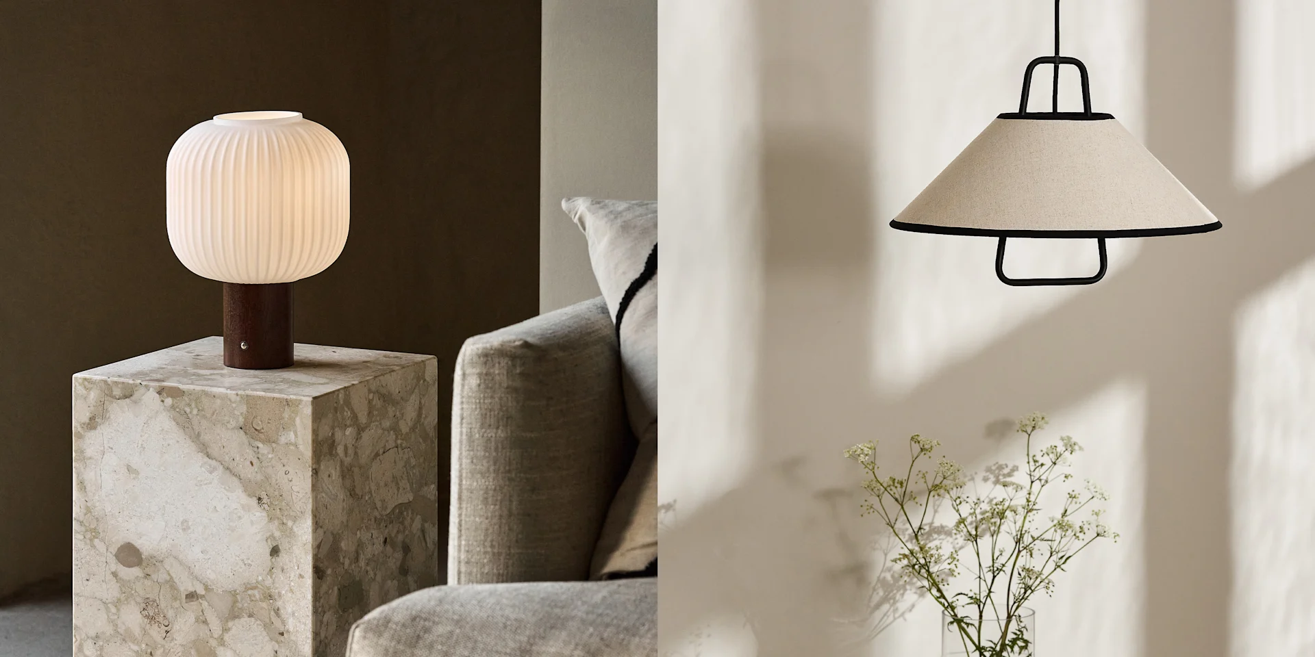 Żebrowana biała szklana lampa stołowa na marmurowym stojaku; beżowa tkaninowa lampa wisząca z czarną ramą i rośliną.