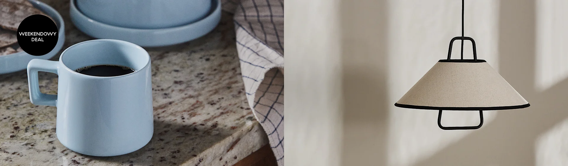 Niebieski kubek z kawą na blacie i wisząca lampa z beżowym kloszem. Na kubku czarna etykieta z napisem Weekendowy Deal.