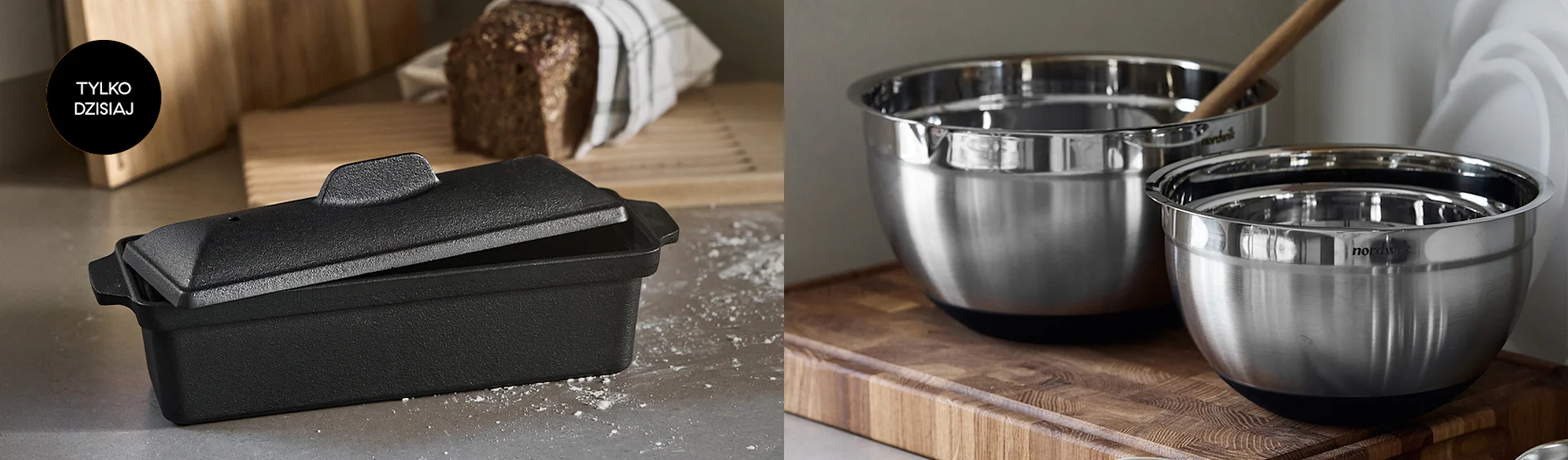 Czarna forma do chleba z żeliwa z uchylonym wieczkiem i dwie miski do mieszania ze stali nierdzewnej na drewnianych deskach, z napisem 'TYLKO DZISIAJ'.